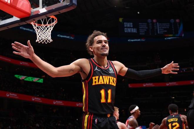 特雷·杨身披老鹰球衣张臂庆祝，去留话题受关注