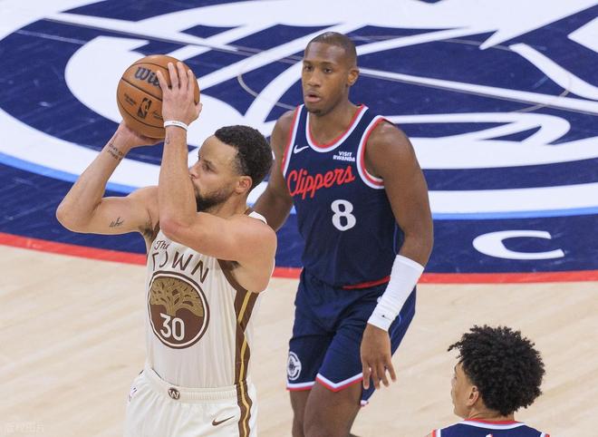 库里三分出手对阵快船焦点战现场画面