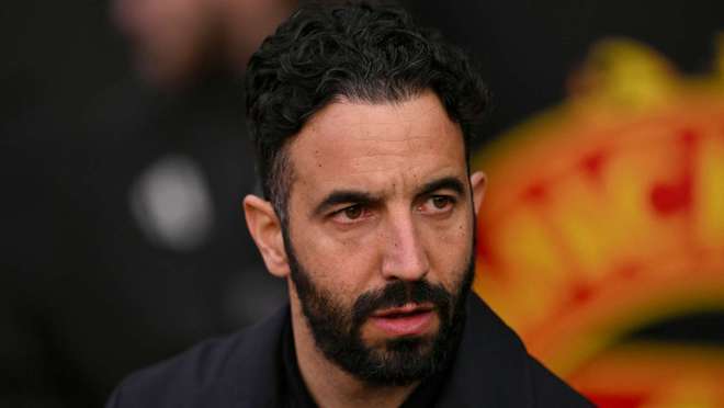 阿莫林近景表情严肃，曼联换帅新闻配图