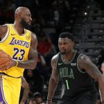 湖人球员比赛中持球突破与篮下得分的NBA常规赛画面