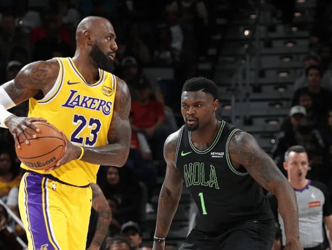 湖人球员比赛中持球突破与篮下得分的NBA常规赛画面