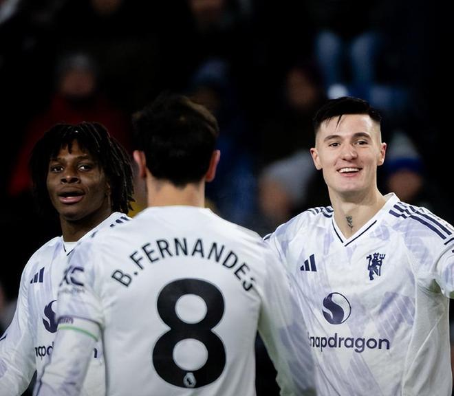 曼联球员场上庆祝进攻配合 英超战平伯恩利