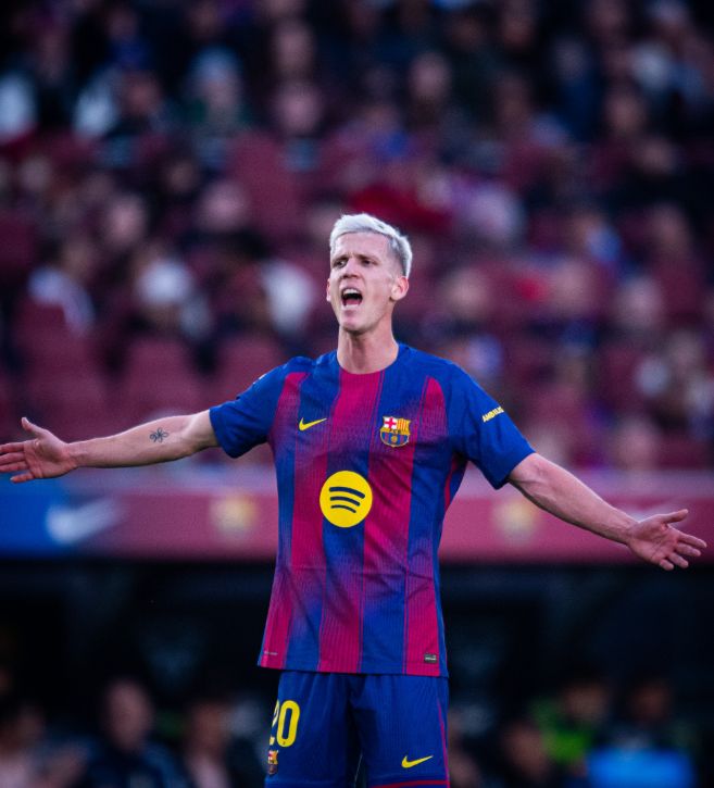 巴塞罗那中场球员张开双臂庆祝胜利 国王杯客场作战画面