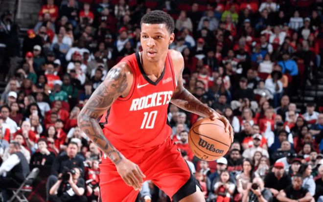 火箭球员贾巴里·史密斯持球突破比赛画面