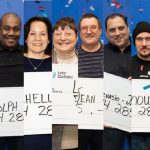 加拿大649团体购彩中奖者集体领奖合影画面