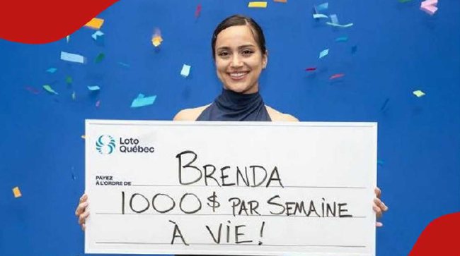 加拿大彩票大奖得主手持终身年金领奖牌