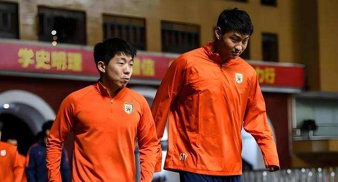 中超俱乐部球员身穿训练服并肩行走,画面呈现职业足球日常训练场景