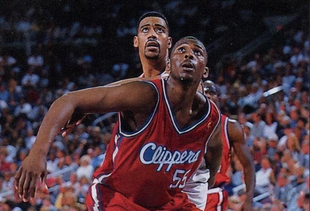 快船内线球员比赛篮下对抗