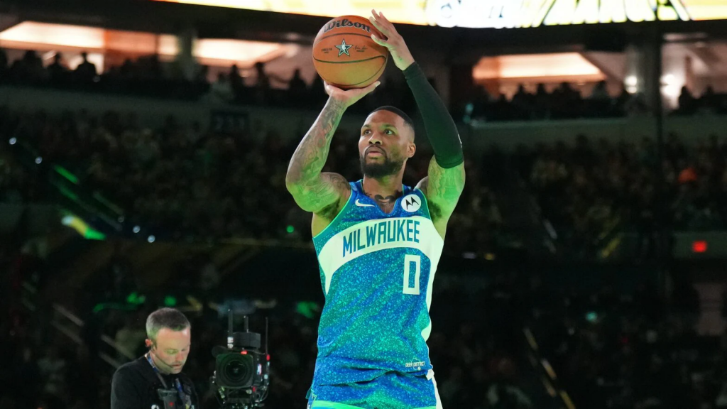 利拉德身穿雄鹿球衣出手三分画面