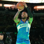 利拉德身穿雄鹿球衣出手三分画面