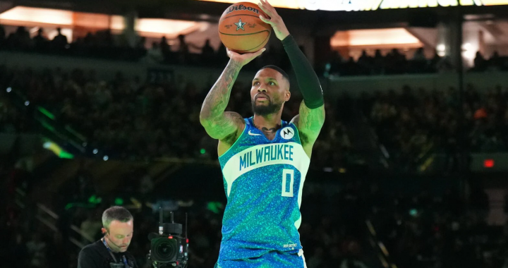 利拉德身穿雄鹿球衣出手三分画面