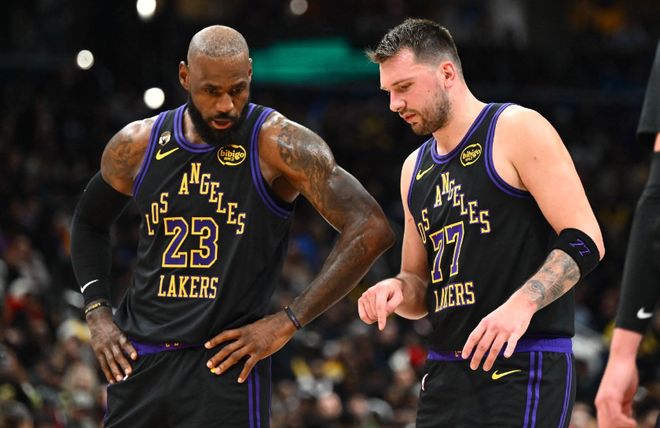 东契奇与詹姆斯比赛交流画面