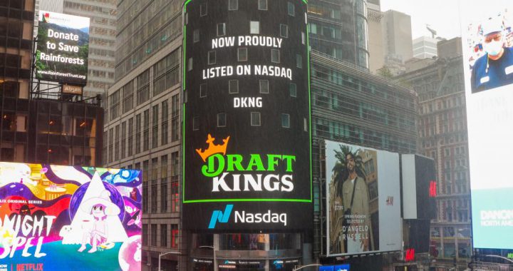 DraftKings纳斯达克上市广告大屏画面