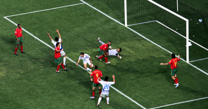 禁区混战皮球入网瞬间 2004年欧洲杯