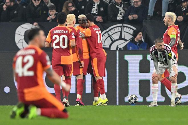 加拉塔萨雷球员围拢庆祝破门