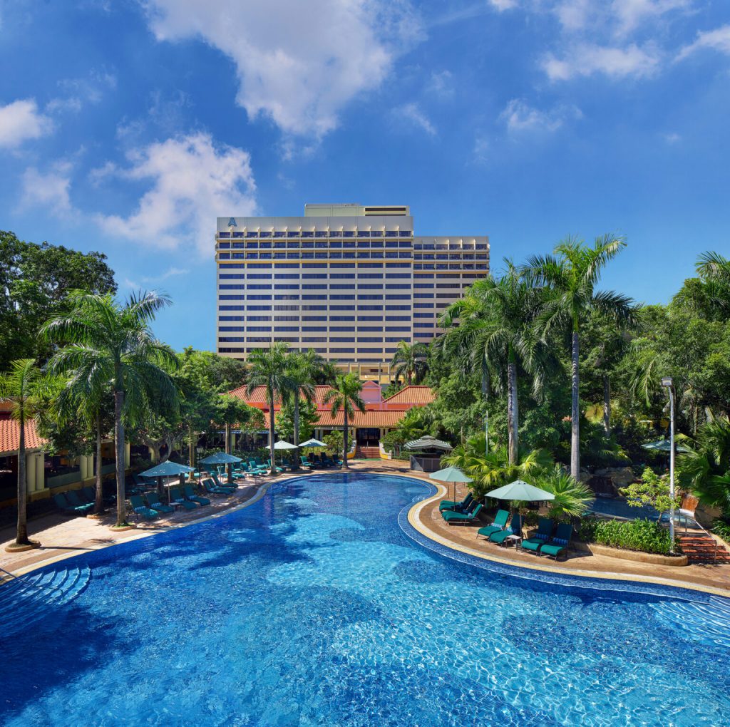 澳门雅辰酒店户外泳池与热带花园度假环境