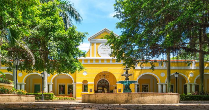 澳门雅辰酒店葡式黄色建筑与中庭喷泉景观