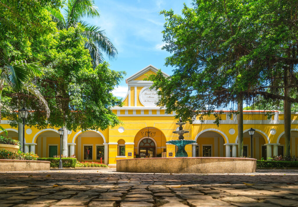 澳门雅辰酒店葡式黄色建筑与中庭喷泉景观