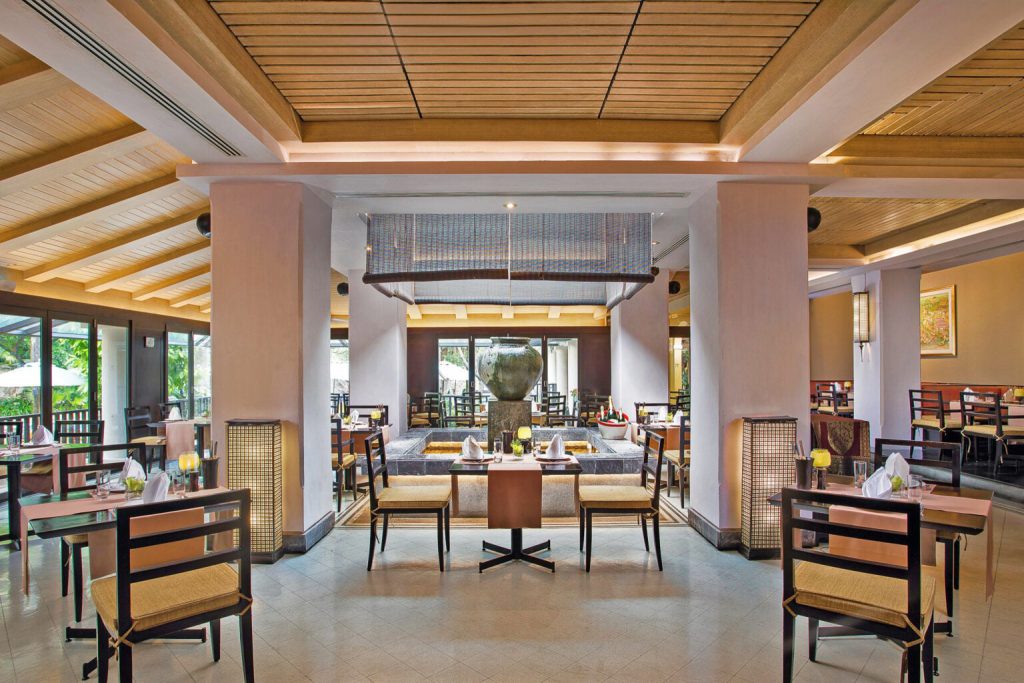 澳门雅辰酒店餐厅空间呈现自然采光与木质风格