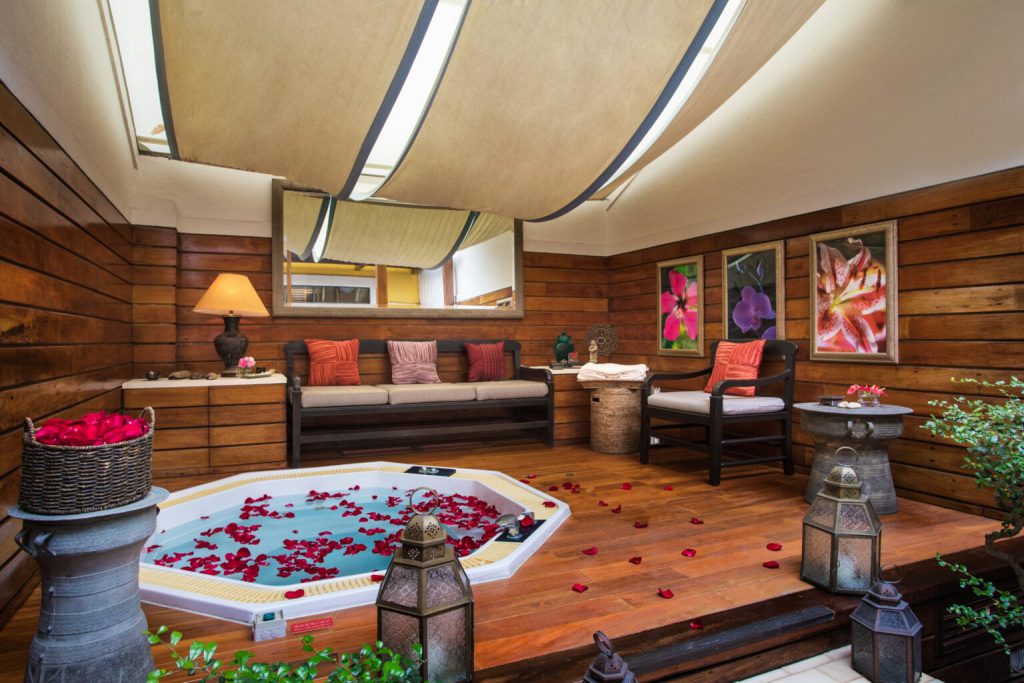 澳门雅辰酒店水疗套房配备按摩浴缸与休憩空间