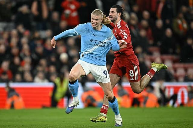 哈兰德在安菲尔德比赛中高速突破利物浦防线