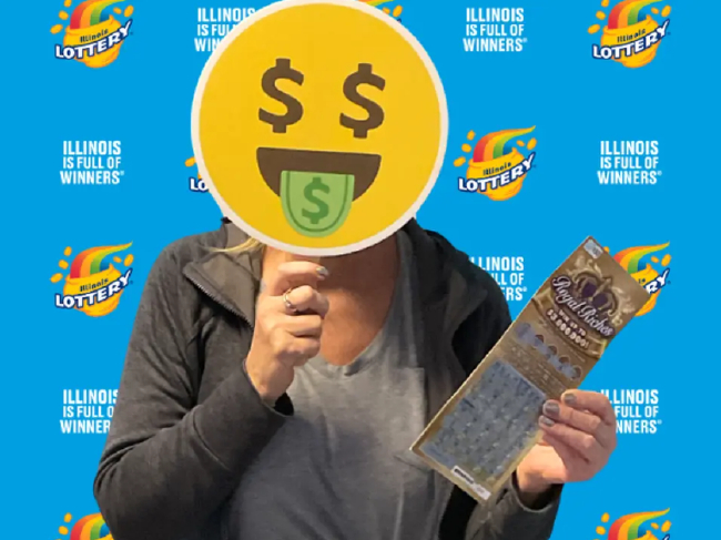 神秘女性手持伊利诺伊州彩票皇家财富刮刮乐中奖彩票