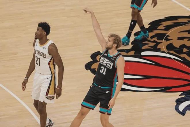 兰代尔代表灰熊比赛中外线出手投篮瞬间