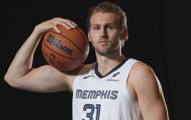 身穿灰熊球衣的兰代尔单手持球定妆照