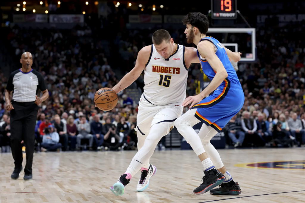 约基奇低位持球 霍姆格伦贴防对抗