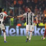 尤文球员场上握手庆祝进球