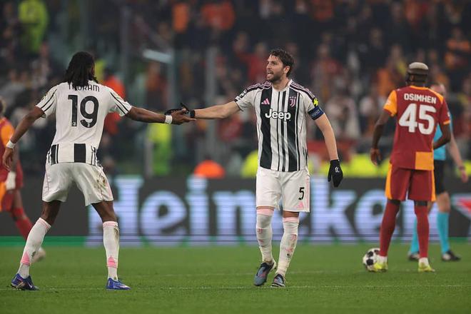 尤文球员场上握手庆祝进球