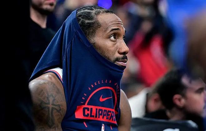 伦纳德场边神情凝重画面