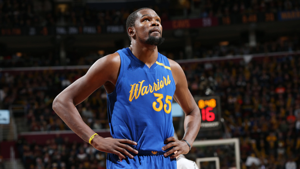 杜兰特勇士时期身穿35号球衣比赛现场特写