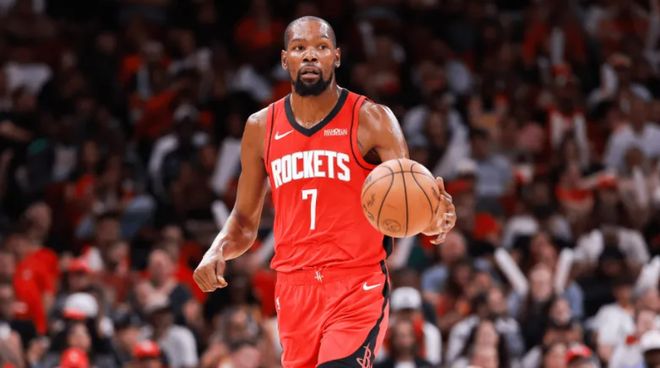 杜兰特身穿火箭球衣持球推进