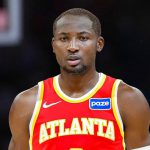 库明加身穿老鹰球衣比赛画面