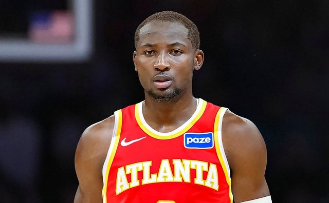 库明加身穿老鹰球衣比赛画面