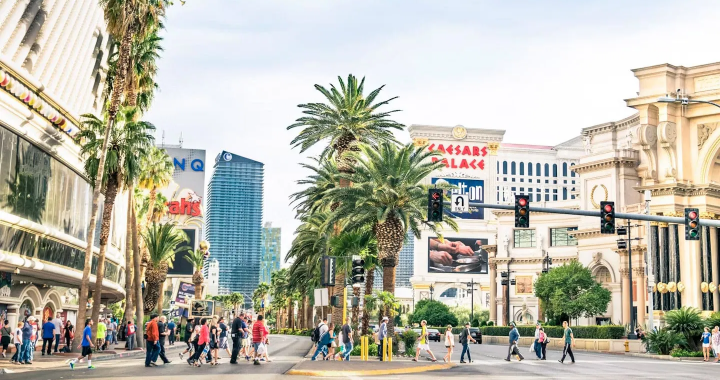 拉斯维加斯大道与周边本地赌场区域街景对比画面