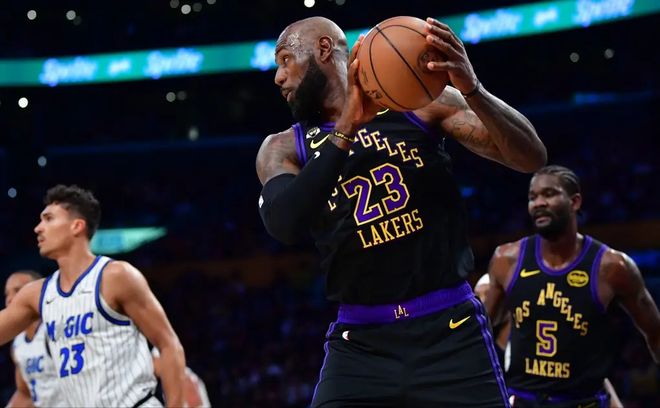 詹姆斯湖人背身持球进攻