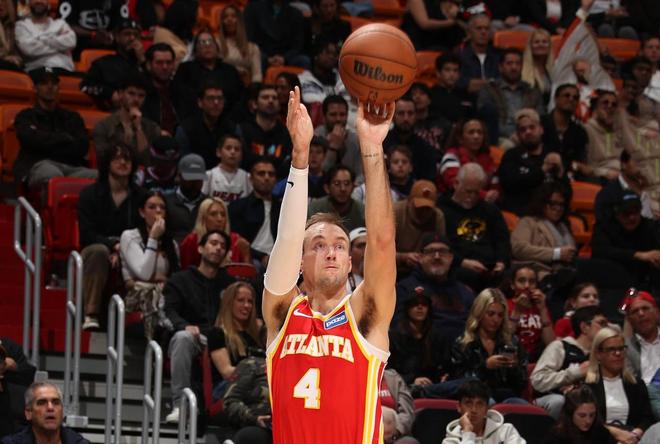 肯纳德效力老鹰期间比赛中外线投篮画面