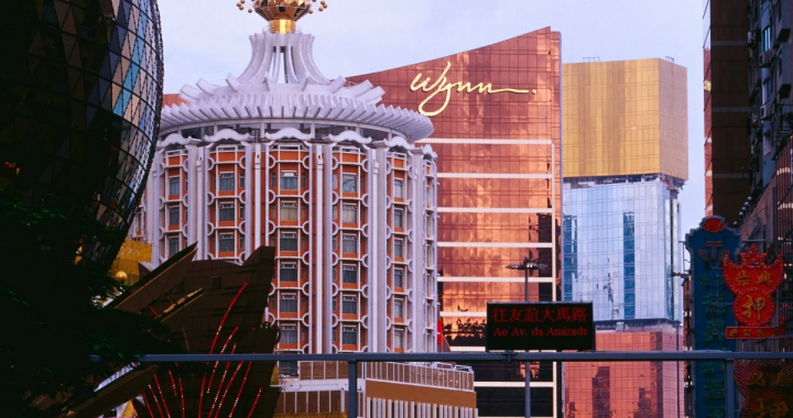 澳门市区赌场建筑群外观，展示博彩业核心地标与城市景观
