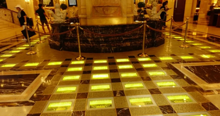 澳门帝皇酒店入口区域纯金砖地面装置与灯光展示空间