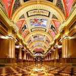 澳门综合度假区内部金色装饰大厅画面