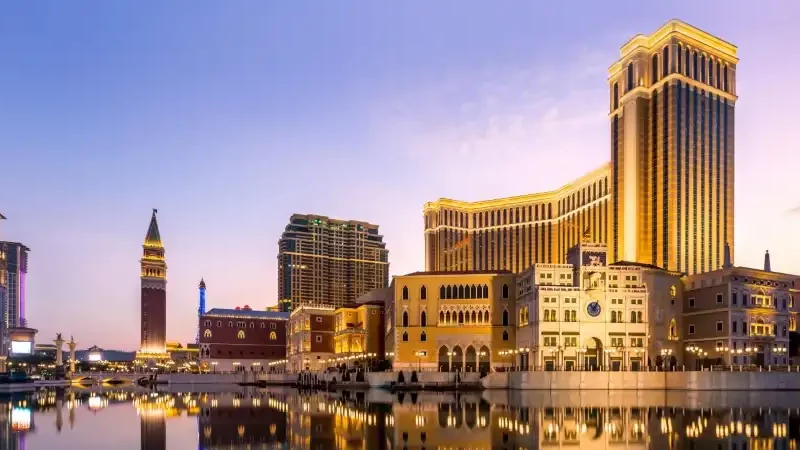 夜间灯光下的澳门大型综合度假村建筑群