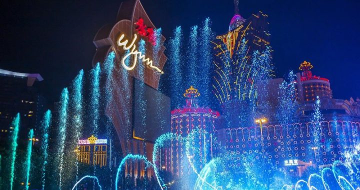 澳门夜景中金沙集团与永利度假村周边赌场灯光与喷泉景观