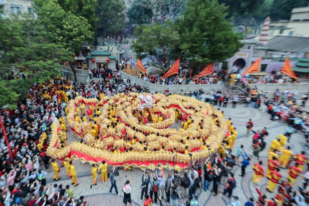 澳门春节舞龙活动游客聚集场景