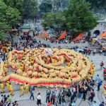 澳门春节舞龙活动游客聚集场景