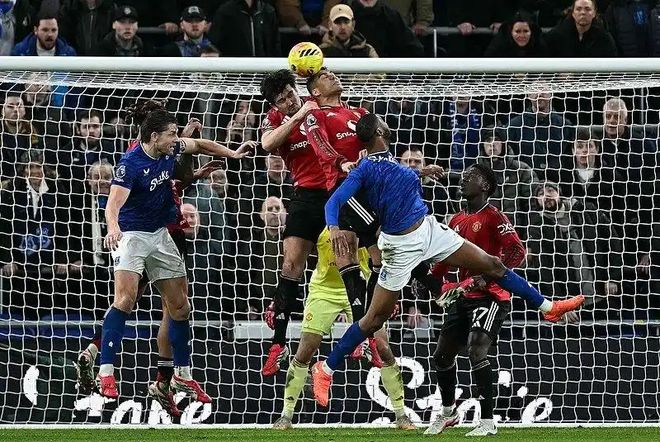 曼联对阵埃弗顿门前争顶画面