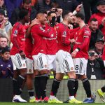 曼联球员主场进球后集体庆祝英超联赛胜利时刻