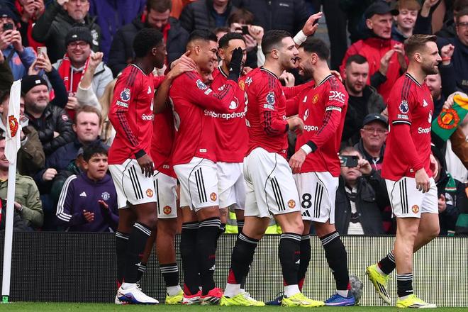 曼联球员主场进球后集体庆祝英超联赛胜利时刻