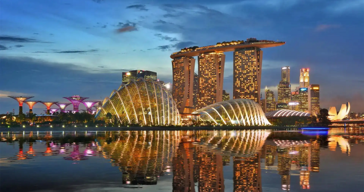 夜色下的新加坡滨海湾金沙与城市天际线倒影